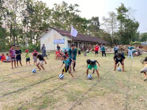 Anak - anak mengikuti lomba